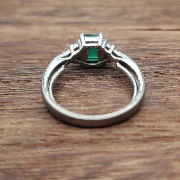 Stunning Emerald glass collectors avon ring size 8 R250 - Picture 3 of 5